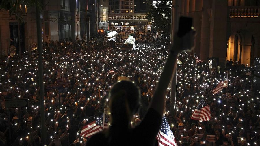 Bola di Tangan Trump! Teken UU Hong Kong, Deal AS-China Batal