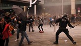 Kelompok demonstran pendukung kemerdekaan Catalonia akhirnya terlibat bentrok dengan anggota polisi Spanyol. (AP Photo/Emilio Morenatti)