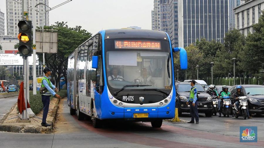 Berita foto most populer selama sepekan terkait serangan Topan Hagibis di Jepang dan Bus Zhontong yang kontroversial kembali dioperasikan TransJakarta.