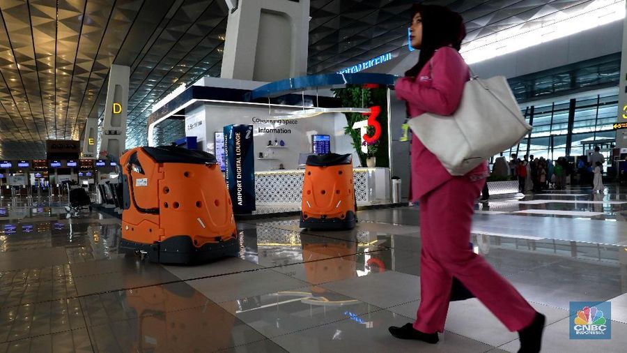 Aksi Robot Dilo menyapa pengunjung di Terminal 3 Bandara Soetta, Tangerang, Banten.