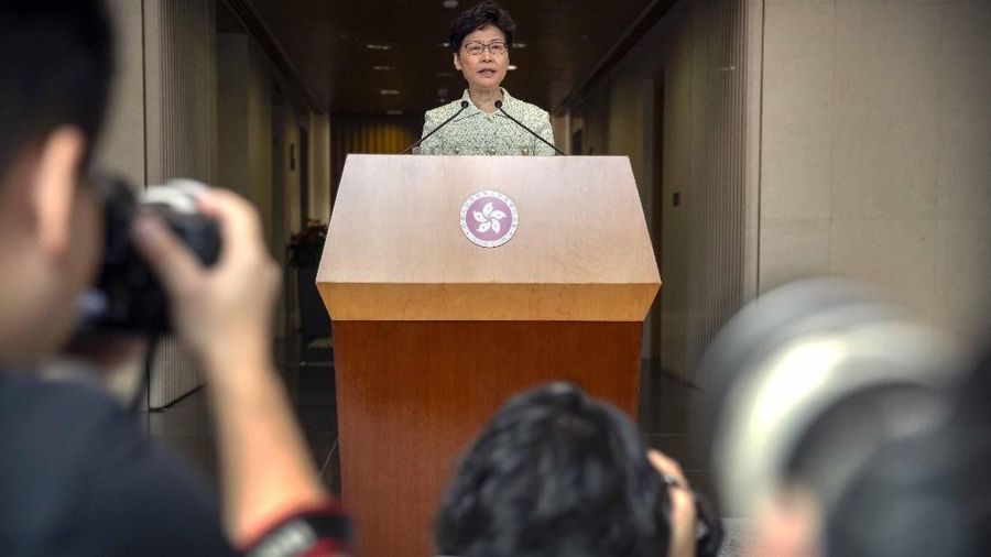 Para wartawan mengambil foto ketika Ketua Eksekutif Hong Kong Carrie Lam berbicara dalam konferensi pers di gedung pemerintah di Hong Kong, Selasa, 15 Oktober 2019. Sebuah bom buatan rumah yang dikendalikan dari jarak jauh yang dimaksudkan untuk 