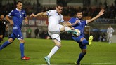 Andrea Belotti jadi bintang kemenangan Italia dengan sepasang gol yang dicetaknya. (STEFAN WERMUTH / AFP)