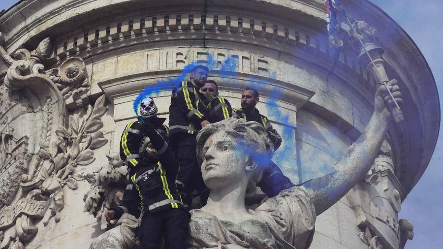 Pemadam kebakaran & pekerja medis berdemo di Paris