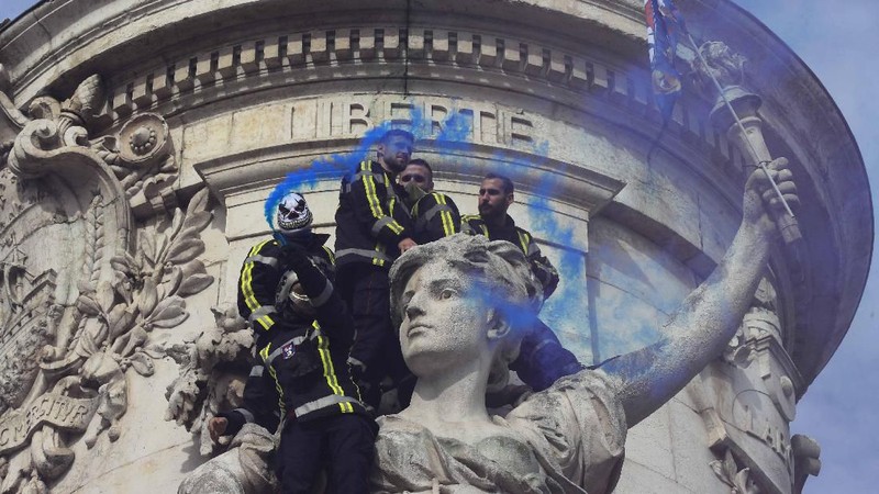Pemadam kebakaran & pekerja medis berdemo di Paris