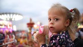 Ini artinya tradisi pasar malam di Titu sudah berlangsung sejak pertengahan tahun 1800-an. (AP Photo/Andreea Alexandru)