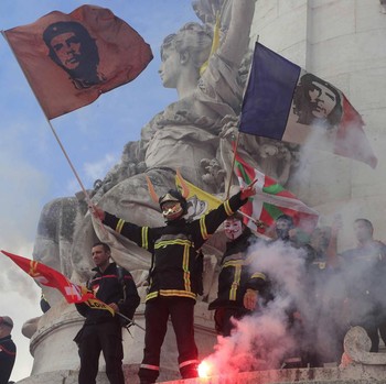 Panasnya Demo Petugas Damkar di Kota Paris