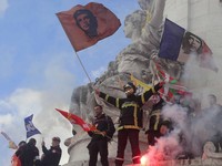 Panasnya Demo Petugas Damkar di Kota Paris