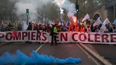 Ribuan anggota pemadam kebakaran di Prancis berunjuk rasa di Ibu Kota Paris pada Selasa (15/10) kemarin. (Photo by - / AFP)