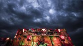Layaknya pasar malam pada umumnya, di tempat ini juga penuh dengan wahana permanainan hingga musik yang menggelegar. (AP Photo/Andreea Alexandru)