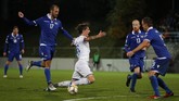 Nicolo Zaniolo dikawal ketat oleh pemain-pemain Liechtenstein. (STEFAN WERMUTH / AFP)