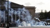 Sedangkan untuk tenaga relawan dan pemadam di Paris dan Marseille yang merupakan tentara tidak turut serta dalam demonstrasi itu. (Photo by Thomas SAMSON / AFP)