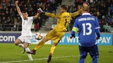 Usai di laga sebelumnya memastikan tiket ke putaran final, kemenangan di laga ini membuat Roberto Mancini menyamai rekor kemenangan beruntun yang dibuat di era Vittorio Pozzo. (STEFAN WERMUTH / AFP)