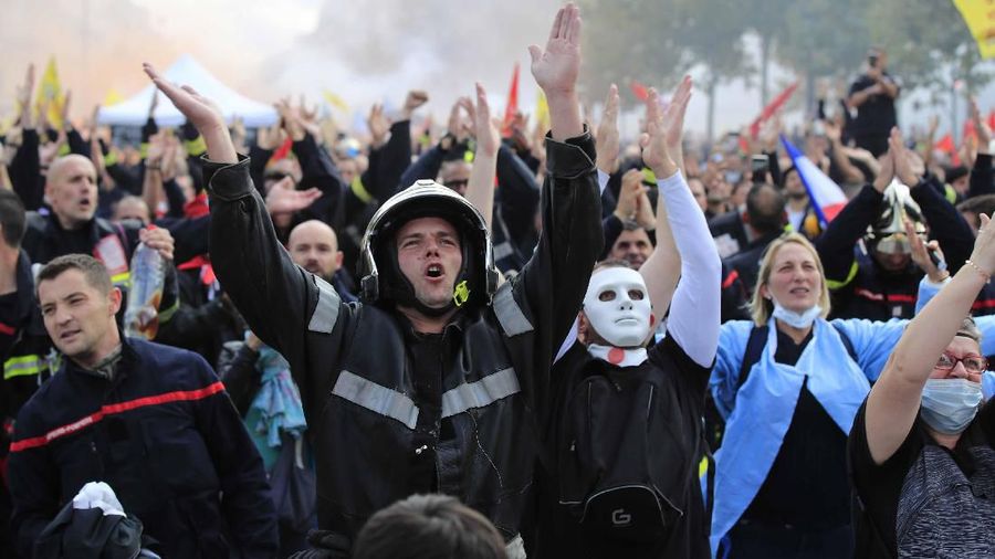Pemadam kebakaran & pekerja medis berdemo di Paris