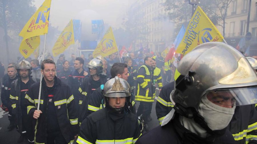 Pemadam kebakaran & pekerja medis berdemo di Paris