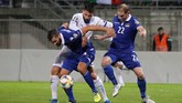 Italia mengakhiri laga dengan kemenangan telak 5-0. (Photo by STEFAN WERMUTH / AFP)
