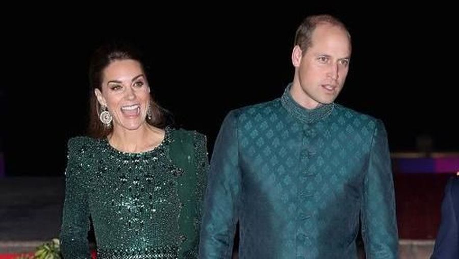 Pangeran William dan Catherine, Duchess of Cambridge, tiba dengan tuk tuk ketika mereka menghadiri resepsi yang diselenggarakan oleh Komisaris Tinggi Inggris untuk Pakistan.  Chris Jackson / Pool via REUTERS