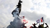 Para pemadam kebakaran itu turun ke jalan membawa sejumlah bendera dan mengenakan seragam lengkap dengan helm dan masker. (Photo by JACQUES DEMARTHON / AFP)