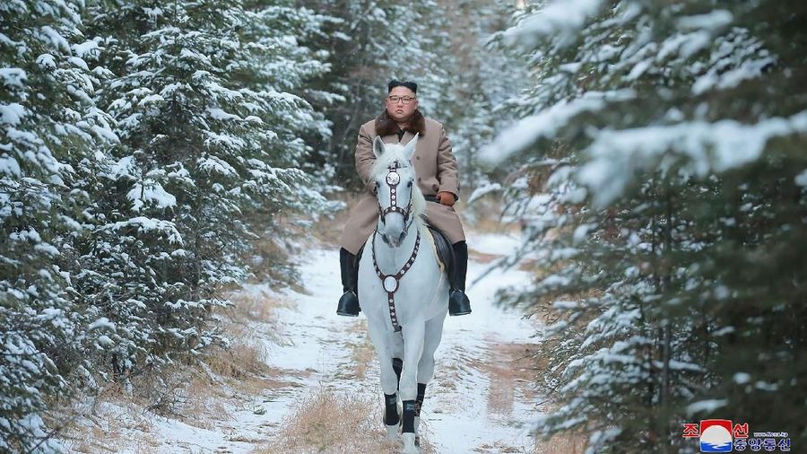 Dalam foto yang tidak bertanggal ini diberikan pada hari Rabu, 16 Oktober 2019, oleh pemerintah Korea Utara, pemimpin Korea Utara Kim Jong Un mengendarai seekor kuda putih untuk mendaki Gunung Paektu, Korea Utara. Wartawan independen tidak diberi akses untuk meliput peristiwa yang digambarkan dalam gambar ini yang didistribusikan oleh pemerintah Korea Utara. Konten gambar ini disediakan dan tidak dapat diverifikasi secara independen. Tanda air bahasa Korea pada gambar yang disediakan oleh sumber berbunyi: 