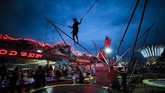 Namun tetap saja pasar malam selalu membawa keceriaan yang sama bagi sebagian besar orang, khususnya anak-anak. (AP Photo/Vadim Ghirda)
