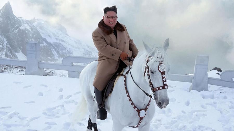 Kim Jong Un menunggang seekor kuda putih mendaki Gunung Paektu.