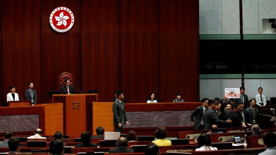 Pemimpin Eksekutif Hong Kong walk out karena sidang dewan kota panas