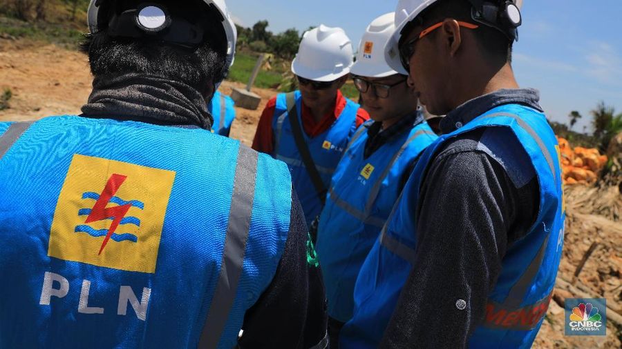 Petugas memantau pekerjaan pondasi tapak tower 330 jaringan transmisi andoolo - kasipute di kabupaten bombanana, Kamis (17/10). CNBC Indonesia/Muhammad Sabki