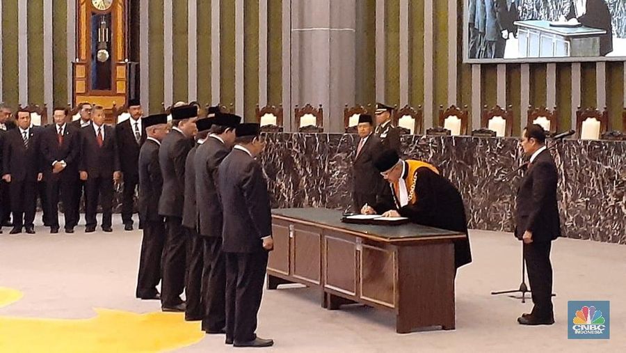 Lima calon anggota Badan Pemeriksa Keuangan (BPK) periode 2019-2024 mengucapkan sumpah jabatan.