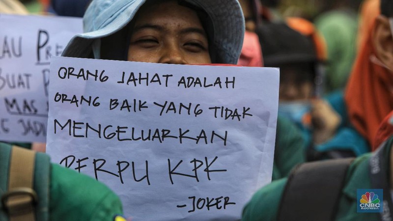 Puluhan Mahasiswa Berdemo Tuntut Keluarkan Perpu Terkait UU KPK