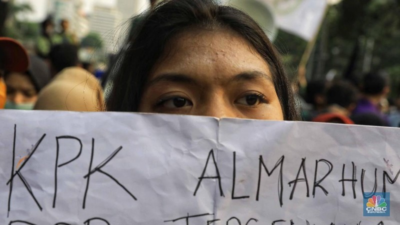 Mahasiswa berdemo menuntut Presiden Joko Widodo mengeluarkan perppu terkait Undang-Undang KPK.