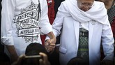 Calon presiden petahana Joko Widodo (kedua kiri) bergandengan tangan dengan calon wakil presiden Ma'ruf Amin (ketiga kanan) usai menyampaikan pidato politik di Gedung Joang 45, Jakarta, Jumat (10/8/2018). Setelah itu mereka mendaftarkan diri ke KPU untuk Pilpres 2019. (ANTARA FOTO/Puspa Perwitasari).