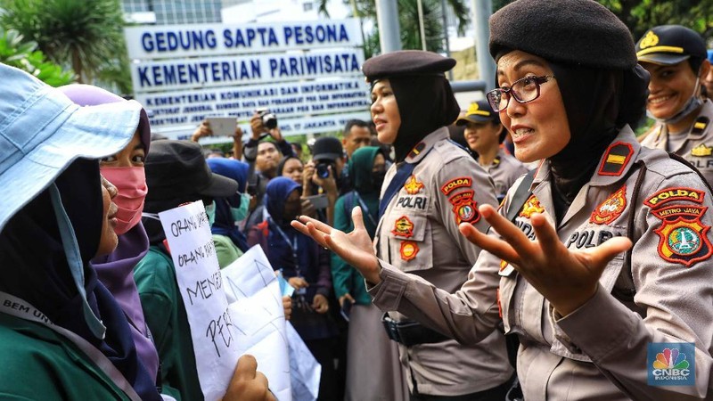 Mahasiswa berdemo menuntut Presiden Joko Widodo mengeluarkan perppu terkait Undang-Undang KPK.