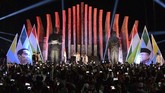 Capres petahana Joko Widodo (kiri) bersama Cawapres Ma'ruf Amin menyapa relawan sebelum menuju kantor KPU pusat untuk mengambil nomor urut pasangan calon presiden dan calon wakil presiden pada Pilpres 2019, di Tugu Proklamasi, Jakarta, Jumat (21/9/2018). (ANTARA FOTO/Aprillio Akbar).