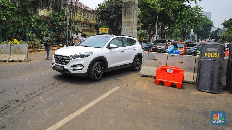 Personel kepolisian berjaga di Jalan Gatot Subroto, Jakarta Pusat, arah depan gedung DPR/MPR.
