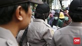 Aparat keamanan mulai membuka kedua jalur di Jalan Medan Merdeka Barat sekitar pukul 17.00 WIB, setelah mahasiswa berangsur membubarkan diri. (CNN Indonesia/Andry Novelino)