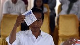 Calon presiden petahana Joko Widodo saat mencoblos di hari pemungutan suara Pemilu 2019 di YPS 008 Gambir, Jakarta Pusat, Rabu (17/4/2019). (BAY ISMOYO/AFP).