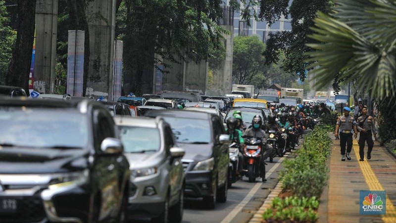Personel kepolisian berjaga di Jalan Gatot Subroto, Jakarta Pusat, arah depan gedung DPR/MPR.