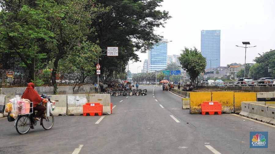 Personel kepolisian berjaga di Jalan Gatot Subroto, Jakarta Pusat, arah depan gedung DPR/MPR.