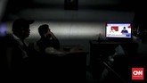 Sejumlah warga Karet Tengsin, Jakarta Pusat nonton bareng debat capres keempat di pos keamanan, Sabtu (30/3/2019). Debat keempat capres kali ini membahas tema ideologi, pemerintahan, pertahanan dan keamanan, serta hubungan internasional. (CNN Indonesia/Hesti Rika).