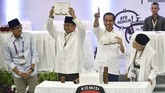 Pasangan Joko Widodo-Ma'ruf Amin dan Prabowo Subianto-Sandiaga Uno menunjukkan nomor urut mereka di kantor Komisi Pemilihan Umum, Jakarta Pusat, Jumat (21/9/2018).(BAY ISMOYO/AFP).