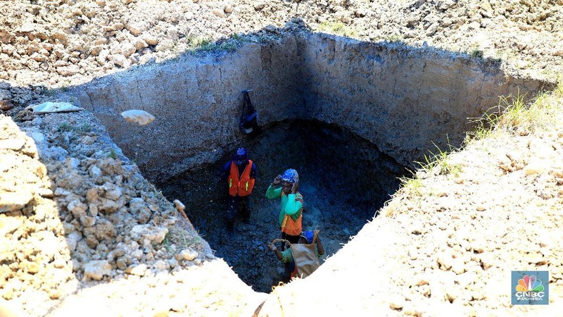 Petugas memantau pekerjaan pondasi tapak tower 330 jaringan transmisi Andoolo - Kasipute di kabupaten Bombana di Sulawesi Tenggara.