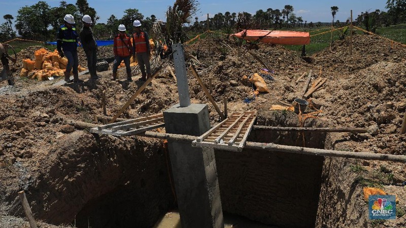 Petugas memantau pekerjaan pondasi tapak tower 330 jaringan transmisi Andoolo - Kasipute di kabupaten Bombana di Sulawesi Tenggara.