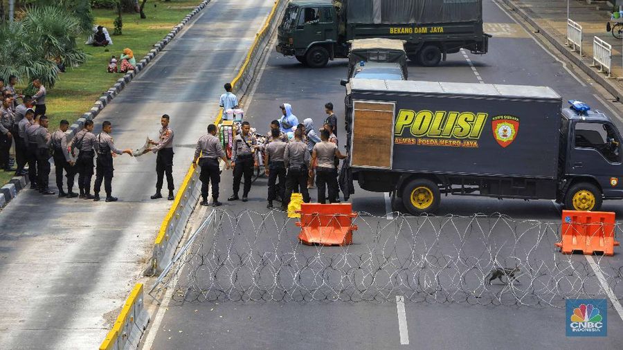 Para petugas bersiap untuk mengamankan jalannya demo hari ini.