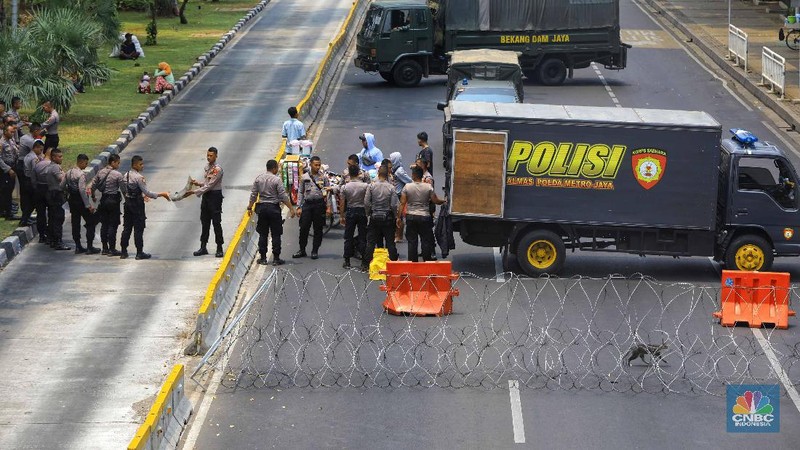 Para petugas bersiap untuk mengamankan jalannya demo hari ini.