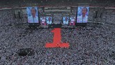 Calon Presiden nomor urut 01 Joko Widodo (tengah) berpidato saat Konser Putih Bersatu di Stadion Utama GBK, Jakarta, Sabtu (13/4/2019). Konser itu merupakan kampanye akbar pasangan Jokowi-Ma'ruf Amin. (ANTARA FOTO/Akbar Nugroho Gumay).