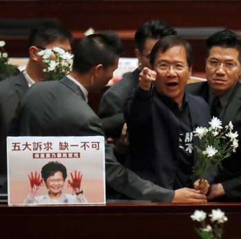 Sidang Dewan Panas, Pemimpin Hong Kong Diminta Mundur