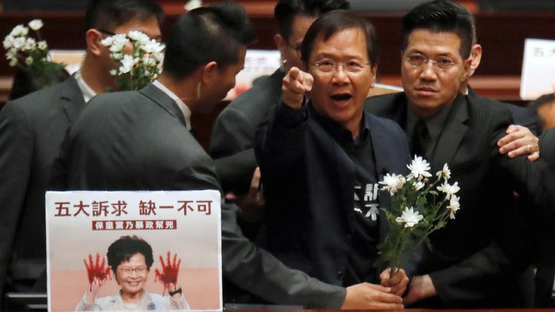 Pemimpin Eksekutif Hong Kong walk out karena sidang dewan kota panas
