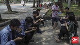 Rahman, salah satu pedagang kopi yang sudah 18 tahun menetap di Jakarta mengatakan, ia bisa mendapatkan omzet hingga 4 juta rupiah per bulannya. (CNN Indonesia/Bisma Septalisma)