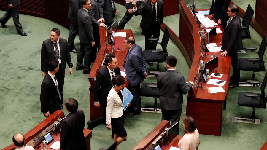 Pemimpin Eksekutif Hong Kong walk out karena sidang dewan kota panas