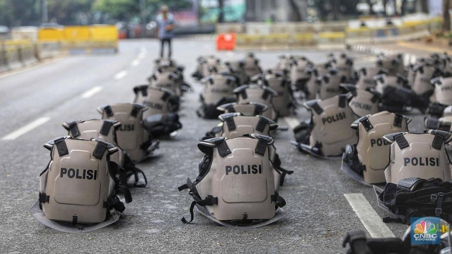 Personel kepolisian berjaga di Jalan Gatot Subroto, Jakarta Pusat, arah depan gedung DPR/MPR.