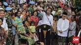 Capres petahana Joko Widodo dan cawapres Ma'ruf Amin menyapa warga usai menyampaikan pidato kemenangannya sebagai Presiden Republik Indonesia periode 2019-2024 di Kampung Deret, Tanah Tinggi, Johar Baru, Jakarta Pusat, Selasa (21/5/2019). (CNN Indonesia/Adhi Wicaksono).